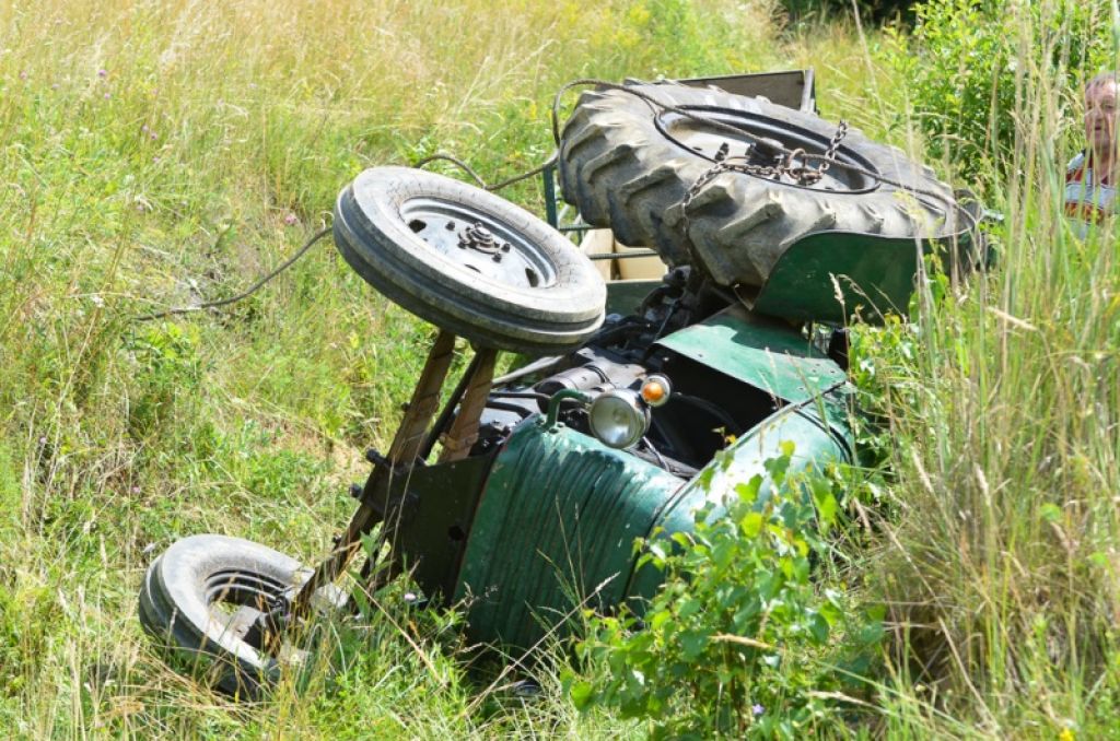 Traktor pokopal 58-letnika