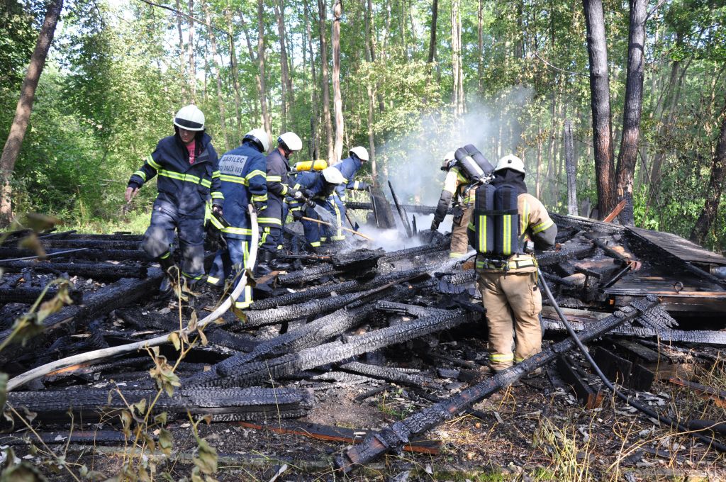 FOTO: Slovenske Konjice: ogenj uničil počitniško hišico