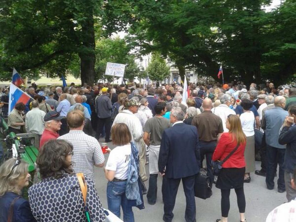 FOTO: Pred vrhovnim sodiščem protestira tudi Janševa Urška