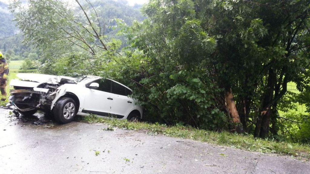 FOTO: Voznica z avtom v drevo, sprednji del avta izmaličen