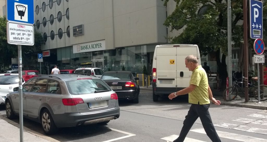 FOTO: Voznik Kresalove avto parkiral, kjer ne bi smel