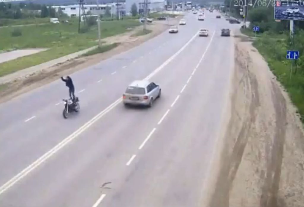 VIDEO: Najprej se je bahal sredi ceste, nato pa …