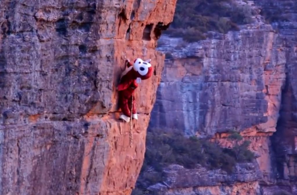 VIDEO: Norost na kvadrat: oblečen v opico plezal brez vrvi