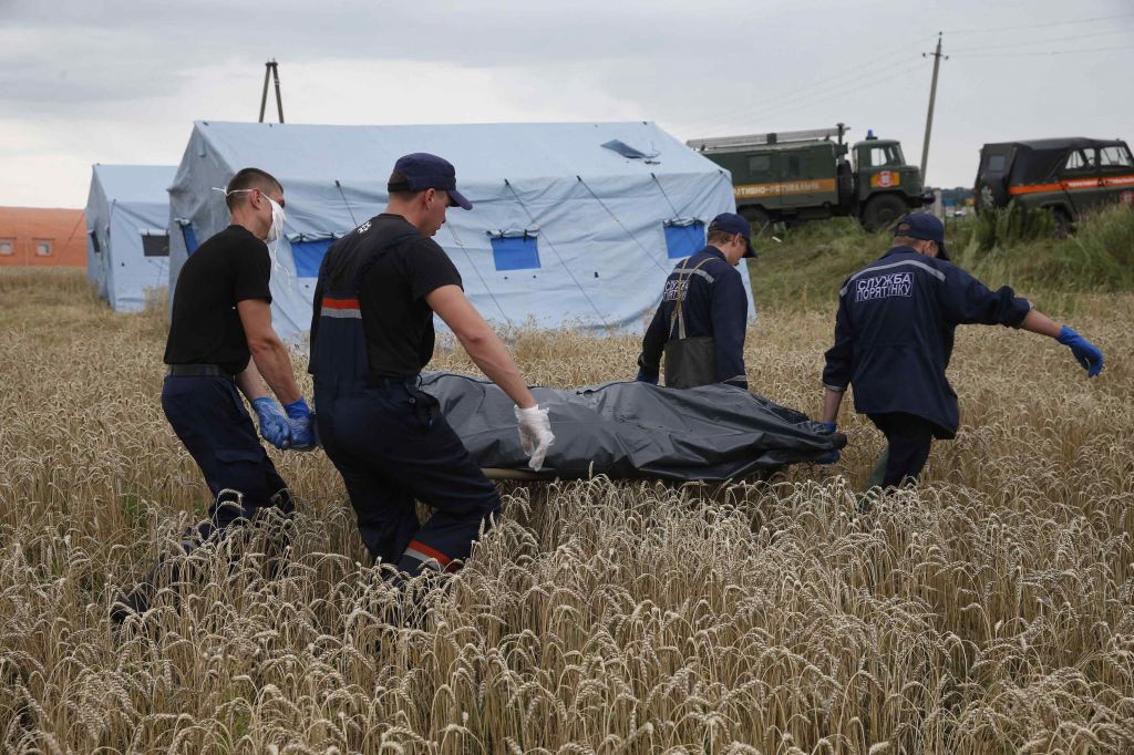 FOTO: Tuji mediji: Separatisti kradejo mrtvim z leta MH17