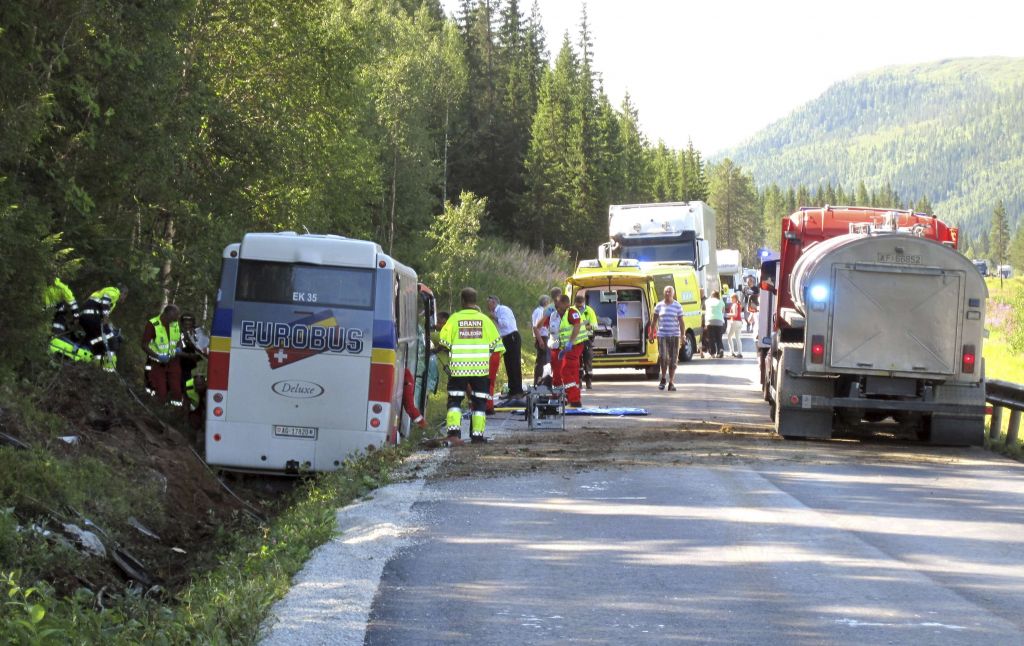 FOTO: V nesreči avtobusa umrli trije turisti