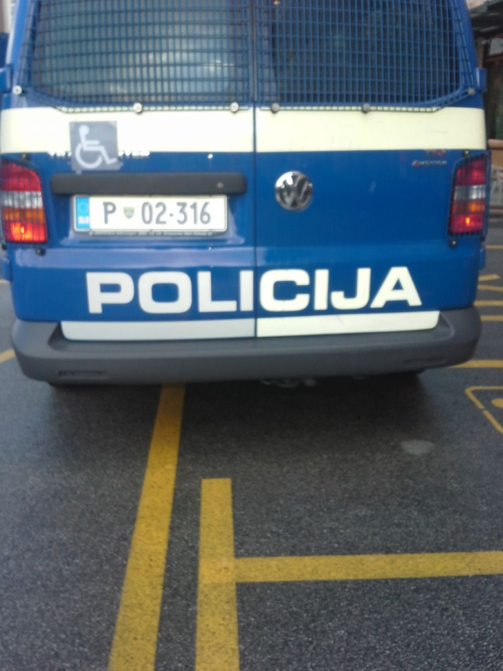 FOTO: Policist parkiral na mestu za taksi