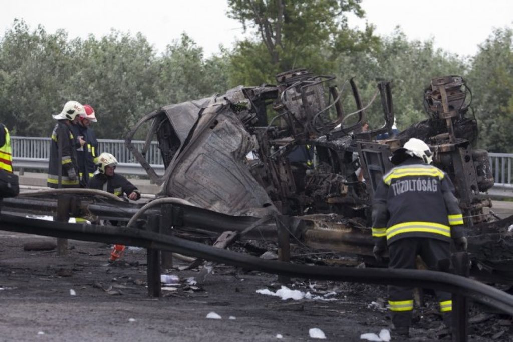 FOTO: Cisterna v ognju, voznik umrl