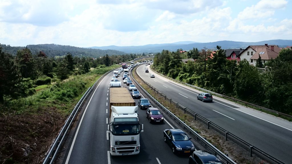 Na Hrvaškem prometni kaos: kolona proti Splitu dolga 50 kilometrov