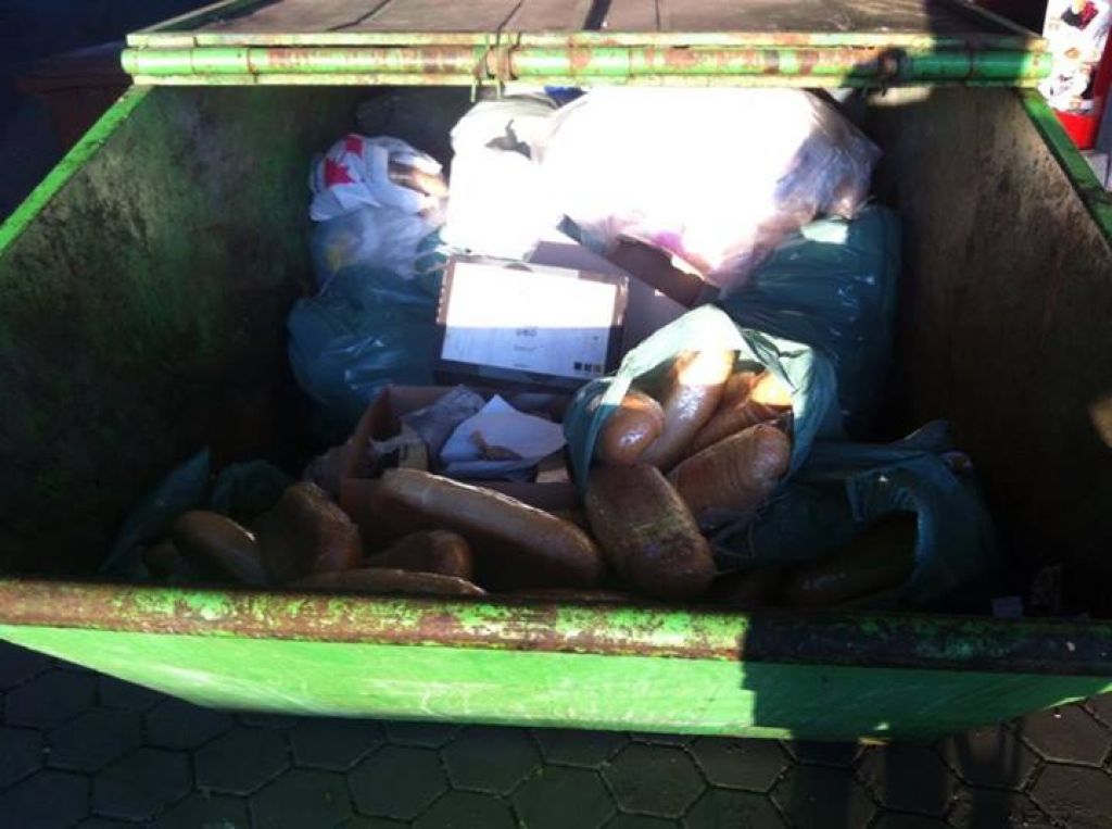 FOTO: Eni so lačni, drugi mečejo kruh v smeti: Katastrofa! Da jih ni sram
