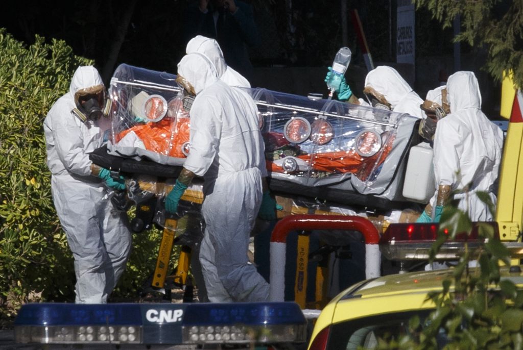 FOTO: Tako so z ebolo okuženega pripeljali v Španijo
