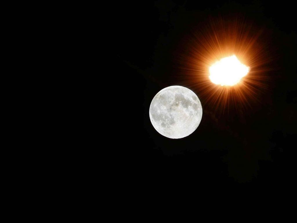 FOTO: Superluno pospremile eksplozije in rdeča zvezda