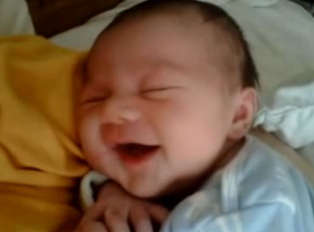 VIDEO: Le o čem je sanjala dojenčica, da se je tako sladko smejala?