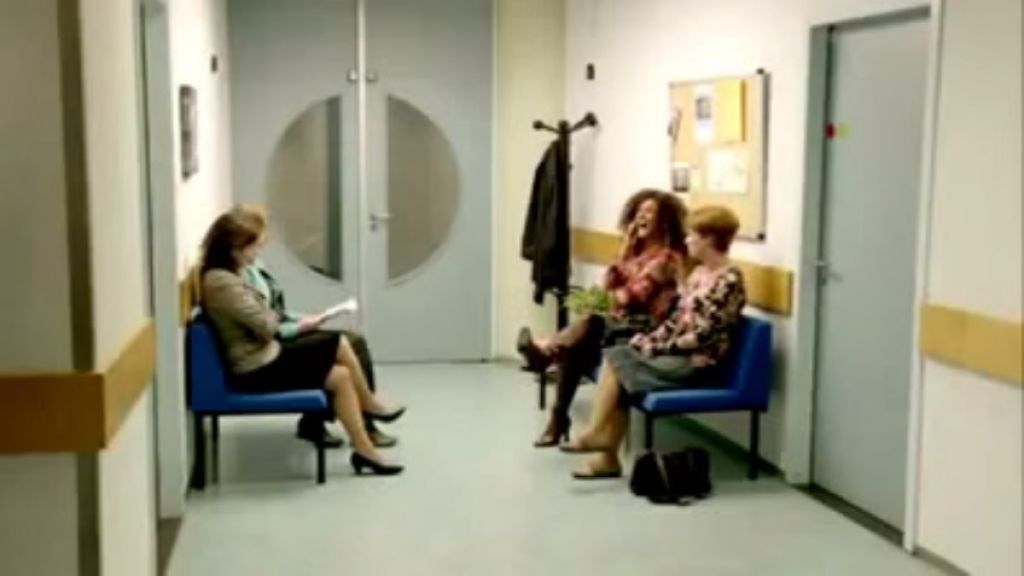 VIDEO: V čakalnici znorela zaradi njenega smeha