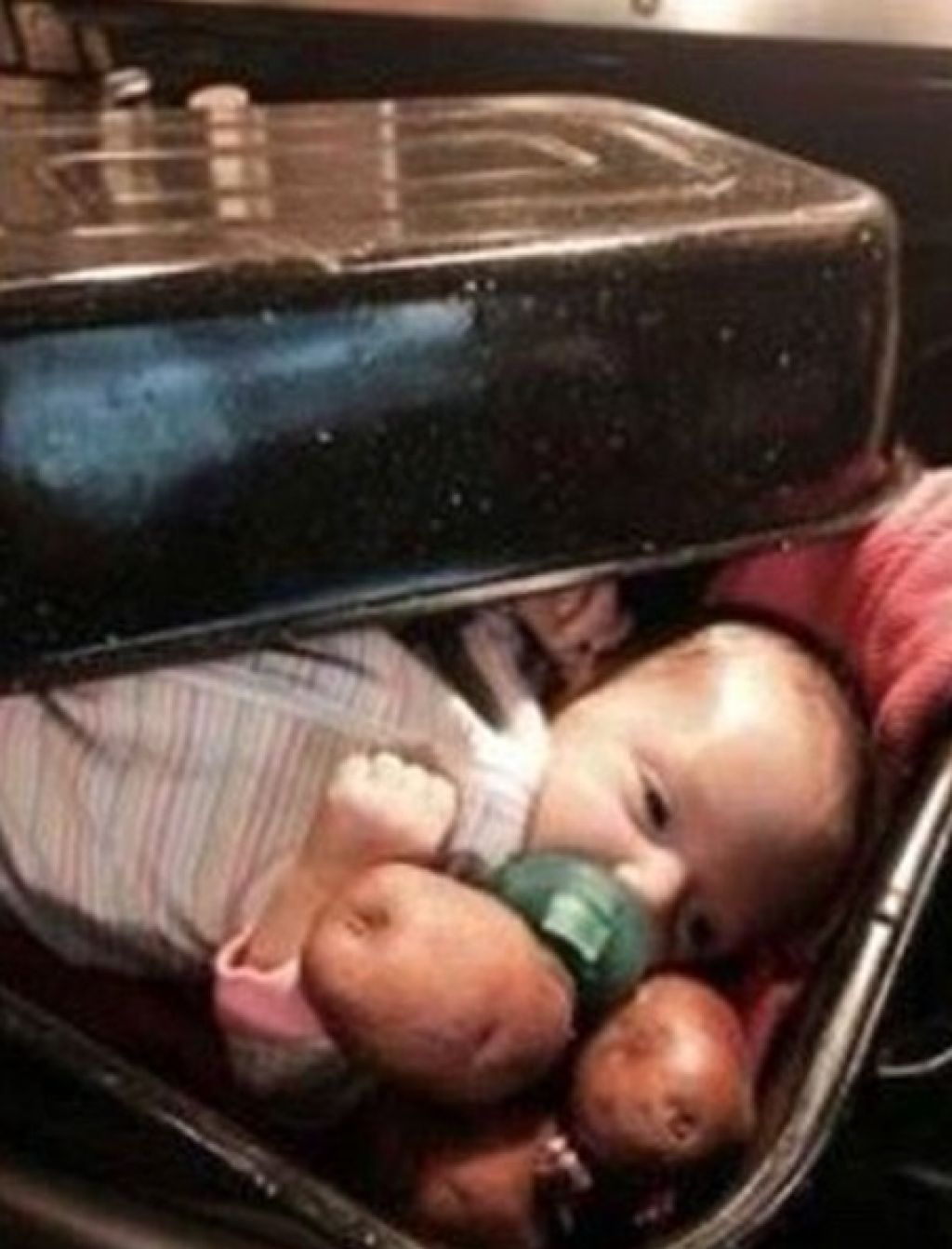 VIDEO: Babica dojenčico položila v pekač skupaj s krompirjem