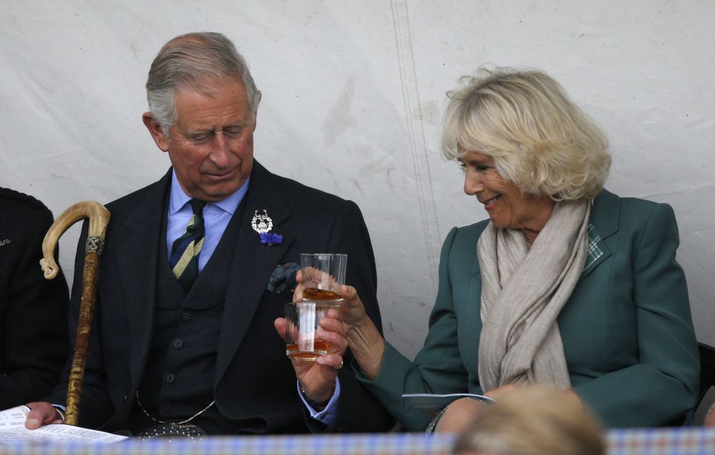 FOTO: Princ Charles in Camilla praznovala z viskijem
