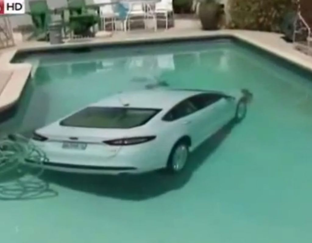 VIDEO: Zaradi natikačev z limuzino zletel v bazen