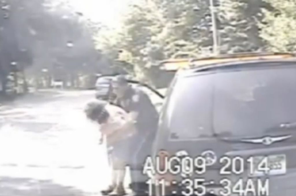 VIDEO: Prevozila rdečo, policist pa ji je rešil življenje