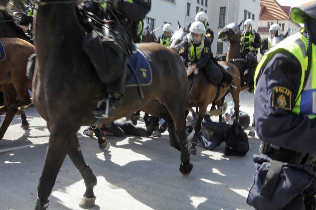 FOTO: Policija s konji pomendrala protestnike