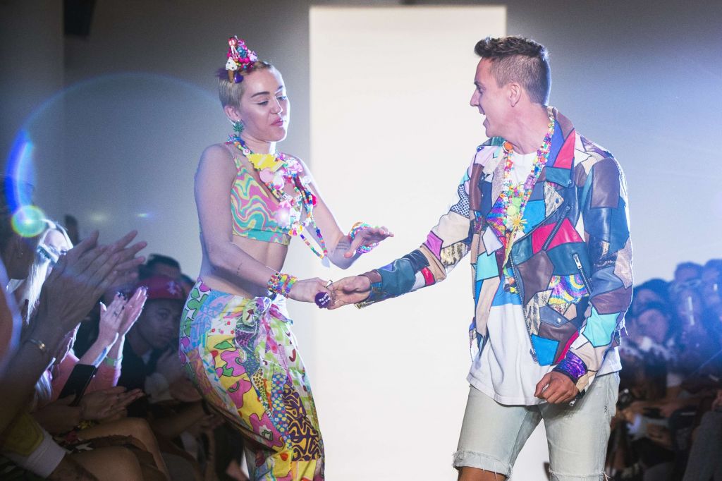 FOTO: Jeremy Scott še bolj divji z Miley Cyrus 