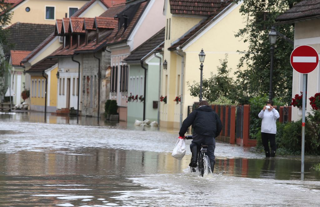 Nevarnost še ni mimo, Krka grozi z obsežnimi poplavami