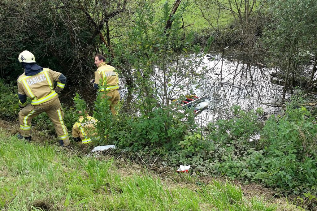 FOTO: V potok odneslo vozilo s tremi osebami