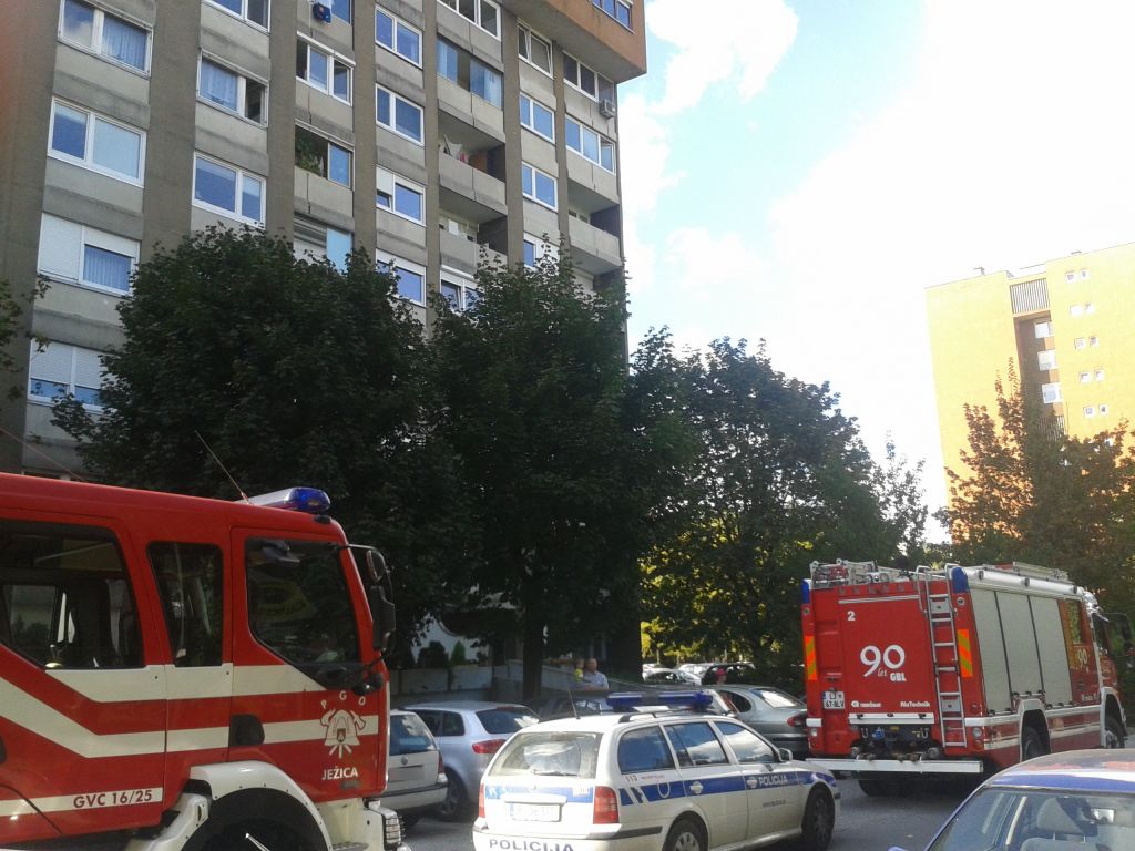 Panika v Ljubljani: iz stolpnice smrad, gasilci na pomoč