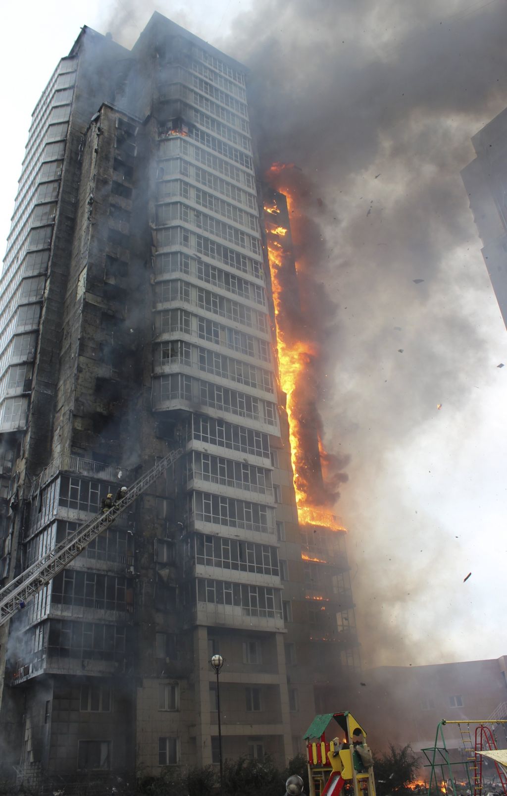 FOTO: Stolpnica izginja v požaru, evakuirali 150 stanovalcev