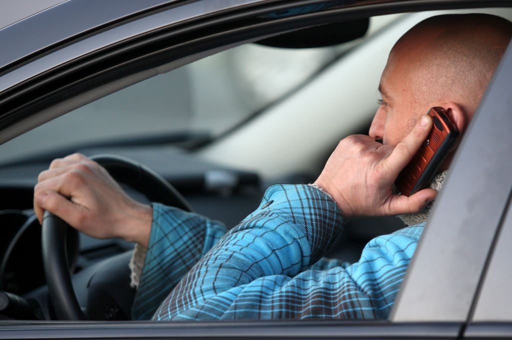 Z mobiteli za volanom ogrožajo druge voznike