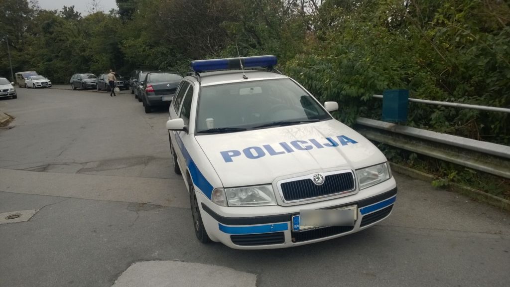 FOTO: Kjer državljanom pišejo kazni, policisti lahko parkirajo?