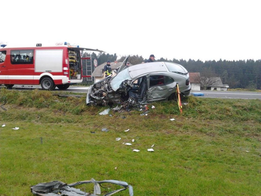 FOTO: Hudo poškodovana voznica, avto v razbitinah