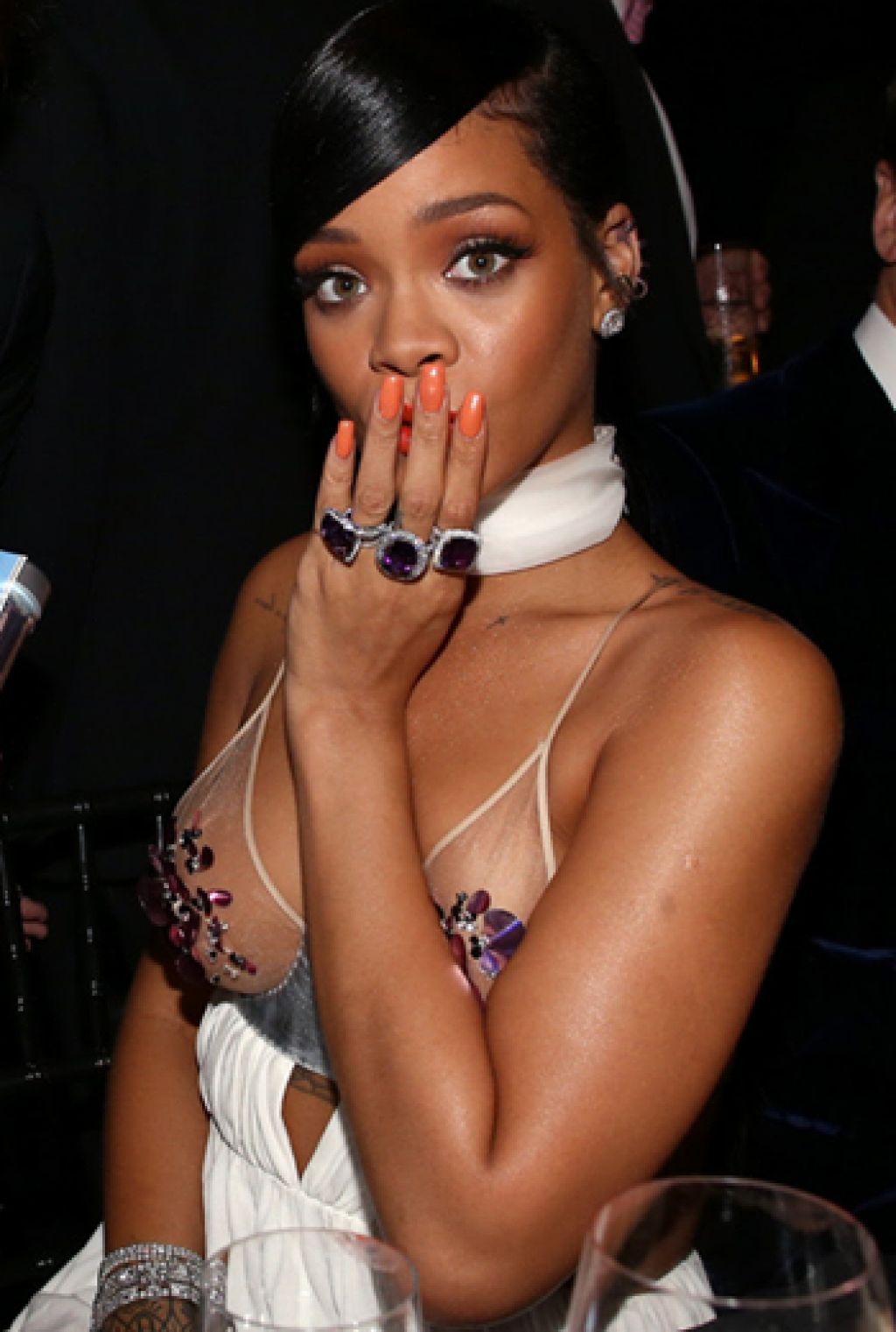 FOTO: Rihanna z razgaljenim oprsjem pred poročenega Justina
