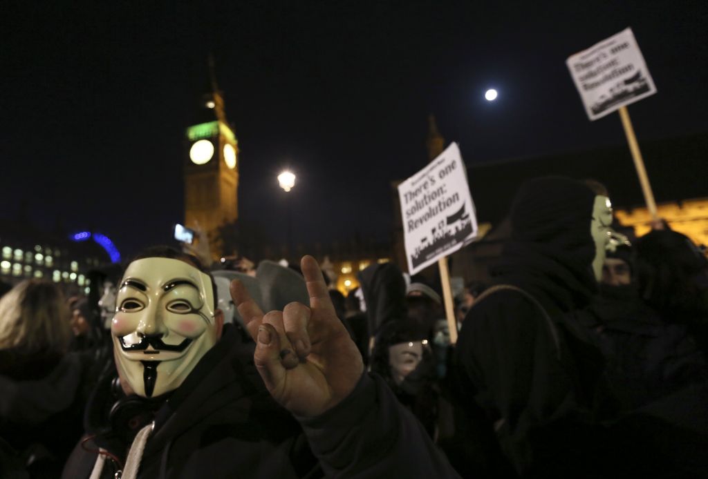 FOTO in VIDEO: Igralec Russell Brand protestiral pred parlamentom