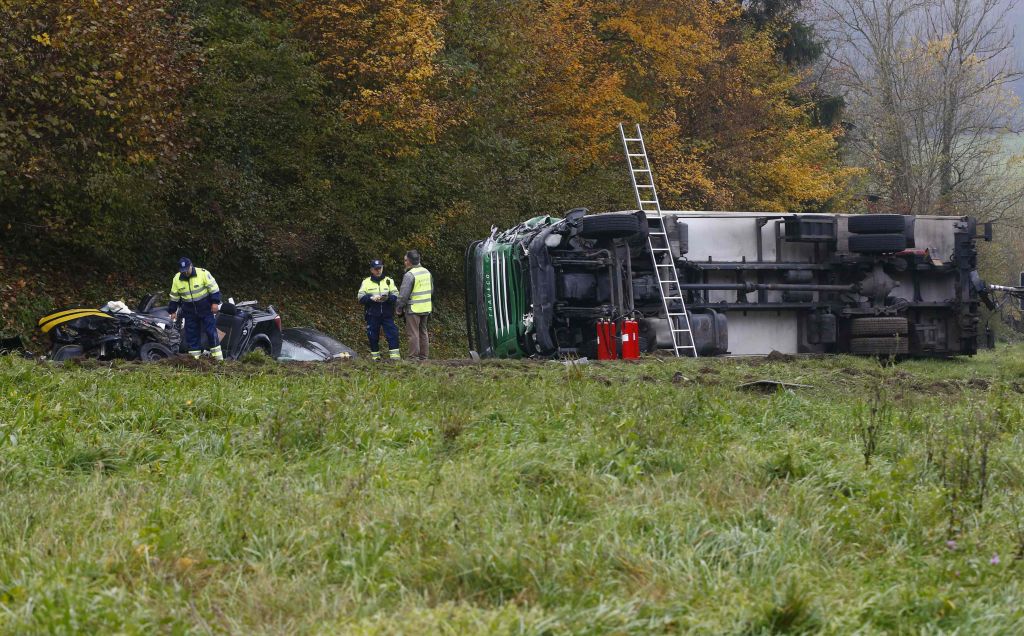 FOTO: Hudo trčenje avta, avtobusa in tovornjaka, dve osebi mrtvi