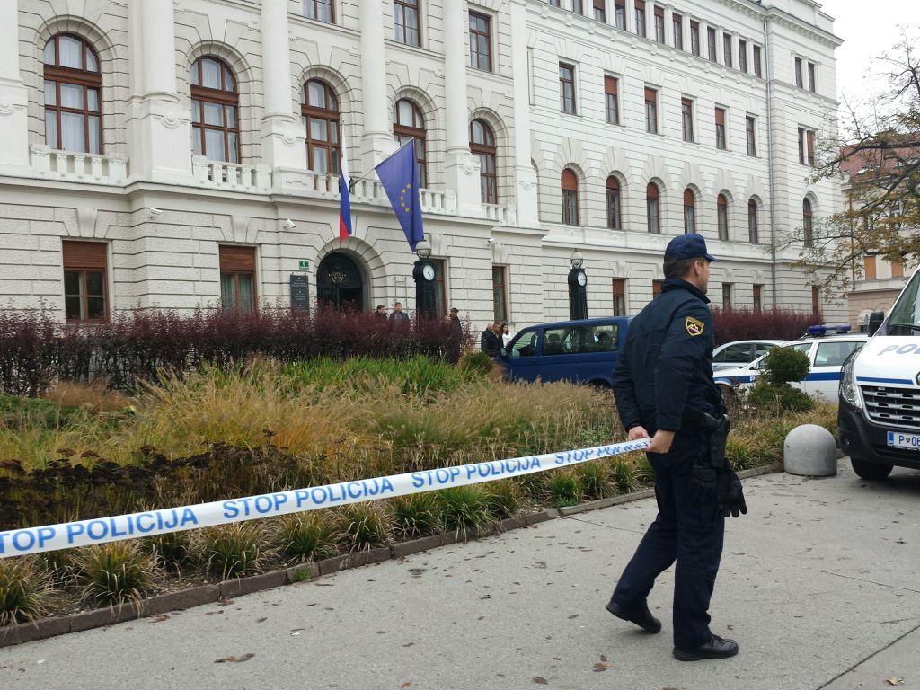 Policija v akciji: pred Pahorjevimi vrati je sumljiva vrečka