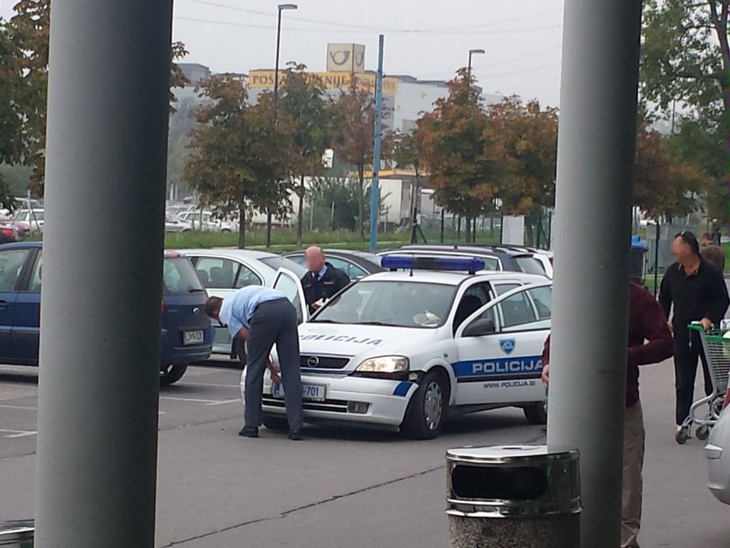 FOTO: Policist z avta odtrgal odbijač