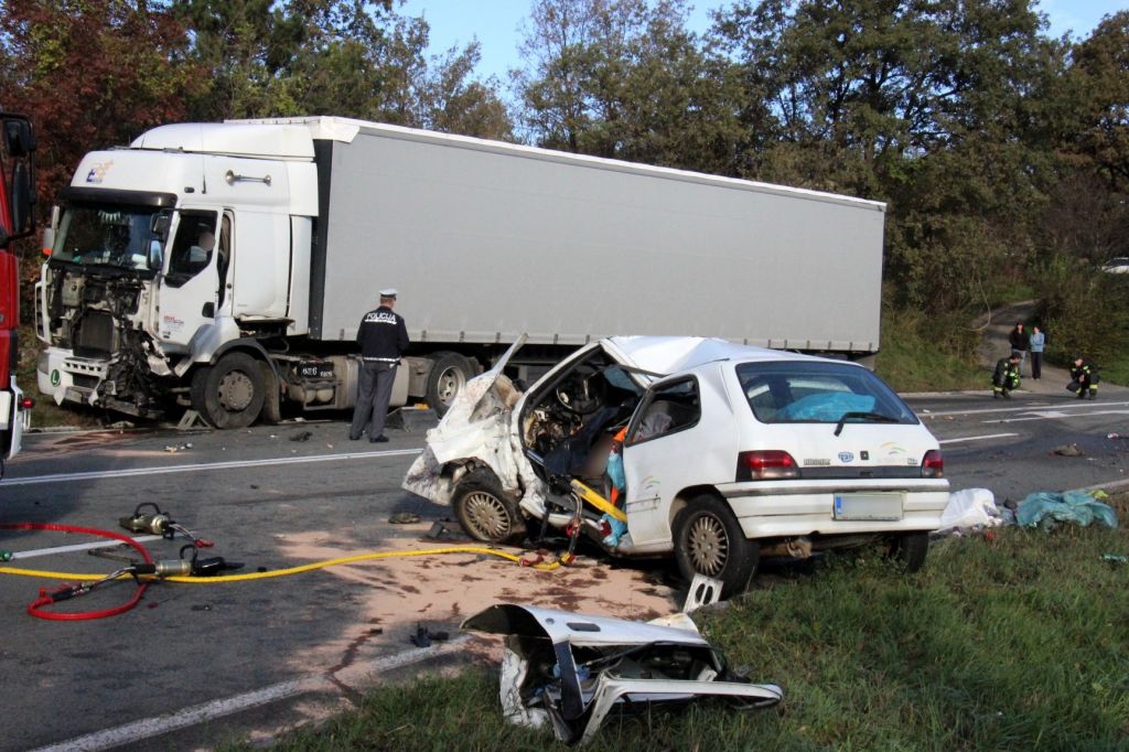 FOTO: Silovito trčenje: zavijal na dovoz, presekal pot tovornjaku in umrl