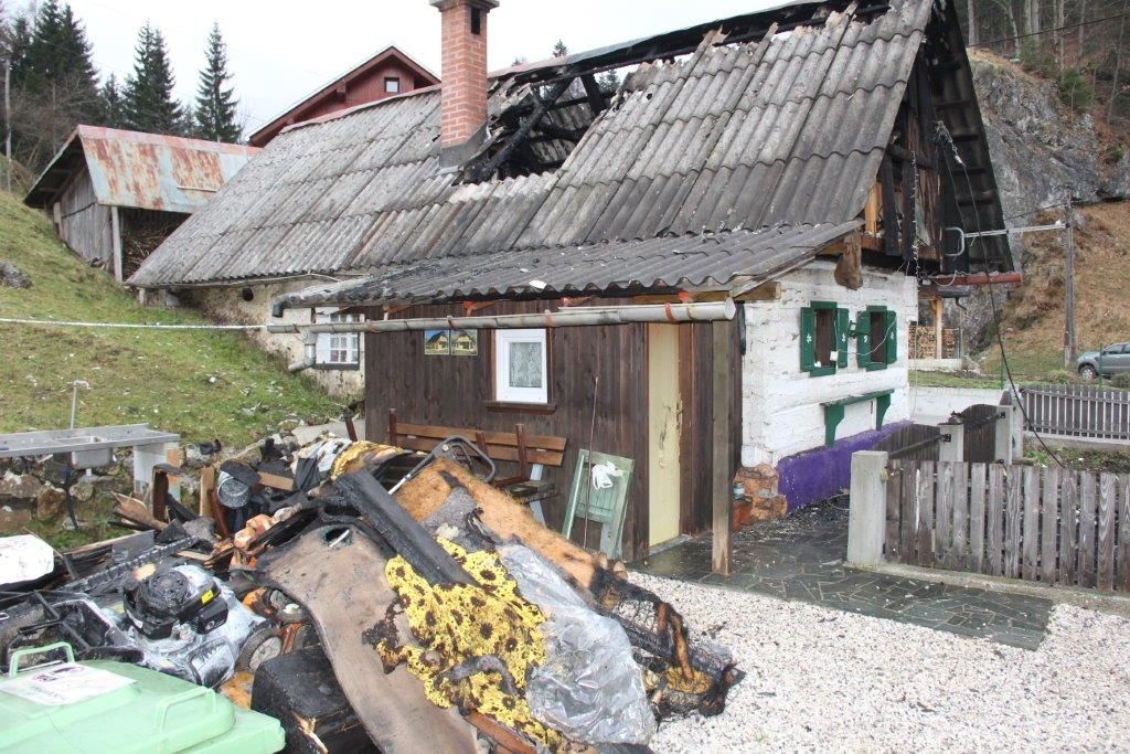FOTO: V Planini pod Golico zagorela počitniška hišica