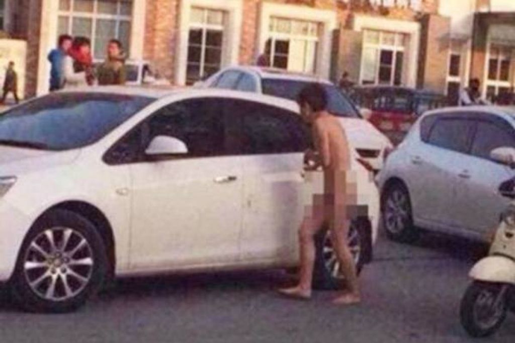 FOTO: Zasačila naga moža in sestro na parkirišču