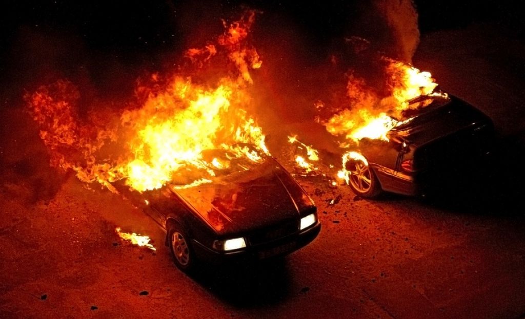 Ogenj do konca uničil avto