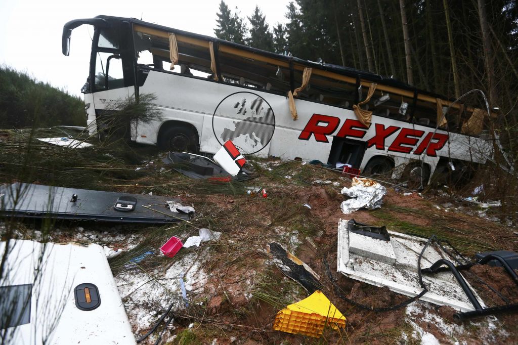 FOTO: Huda nesreča avtobusa, štiri osebe umrle