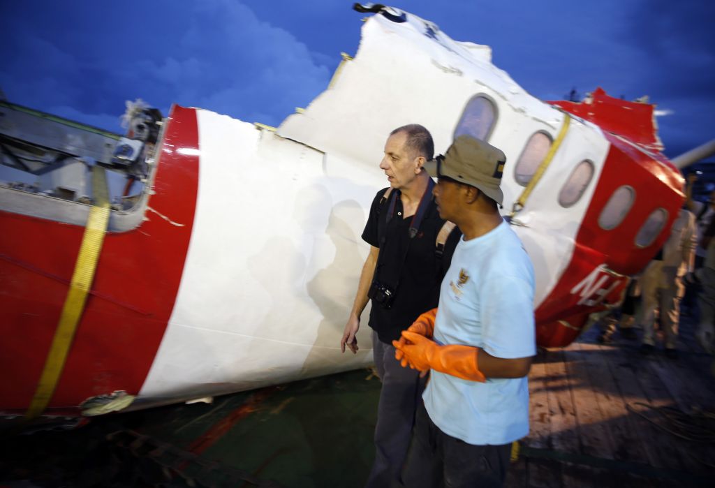 FOTO: Iz morja potegnili črno skrinjico in dele malezijskega letala