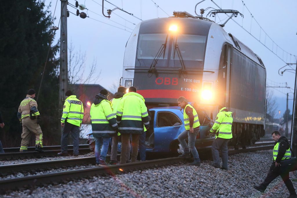 FOTO: Huda nesreča: z avtom pod vlak