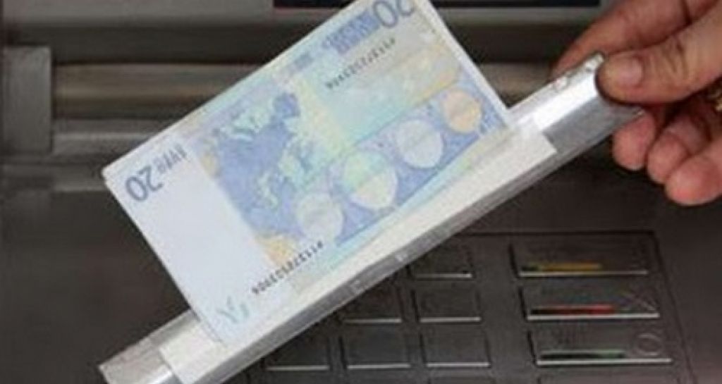 FOTO: Pozor! Tako na bankomatih kradejo vaš denar