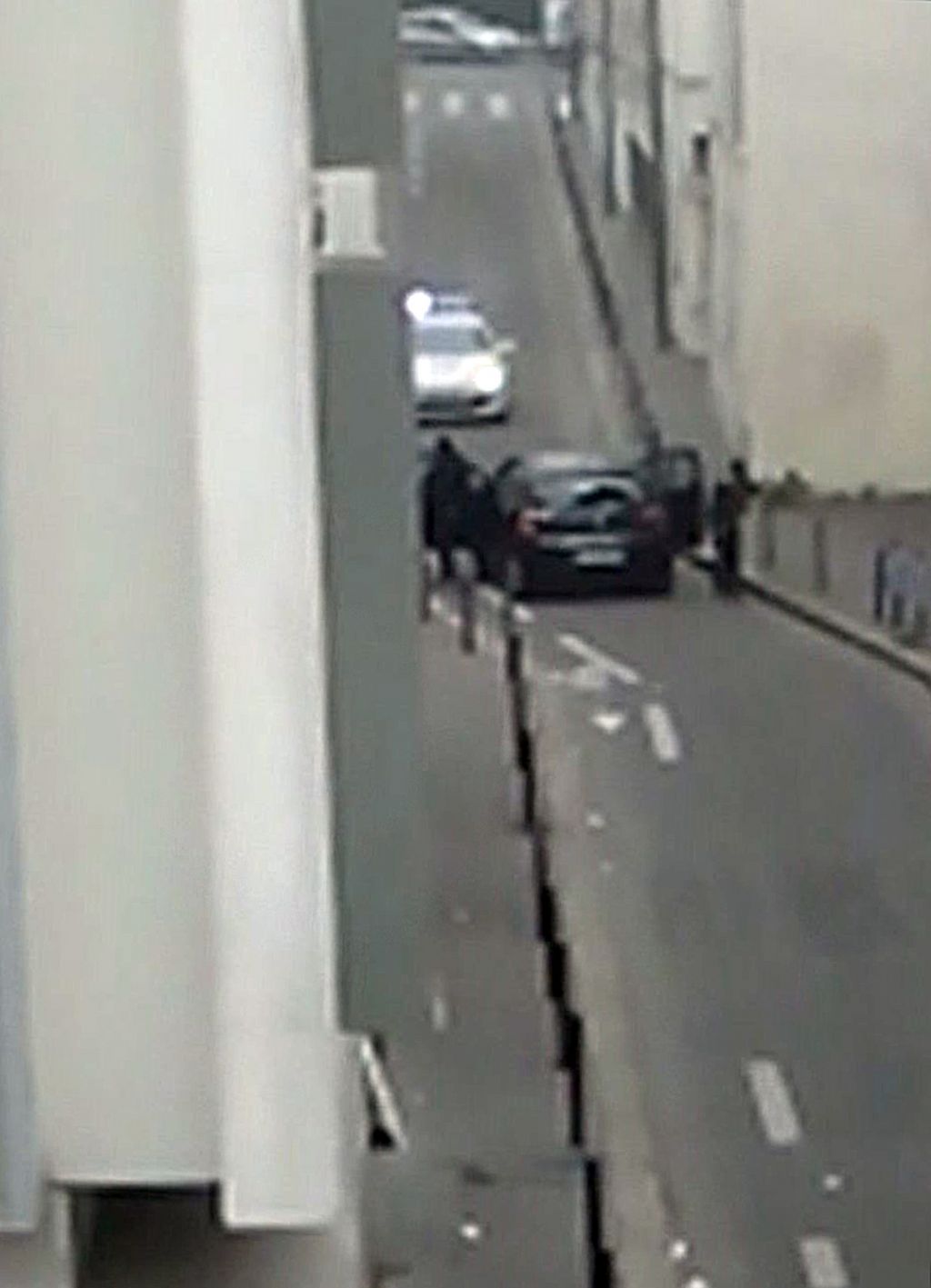 VIDEO: Nov posnetek masakra: policiste zasula s streli, trčili v drug avto