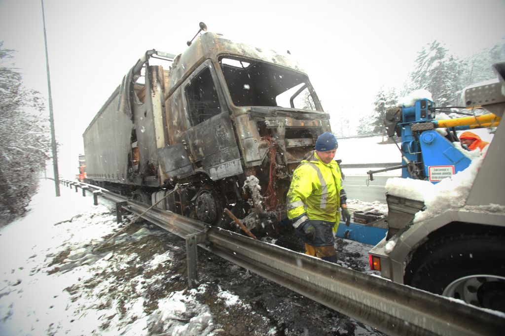 FOTO: To je ostalo od tovornjaka, ki je zjutraj zagorel