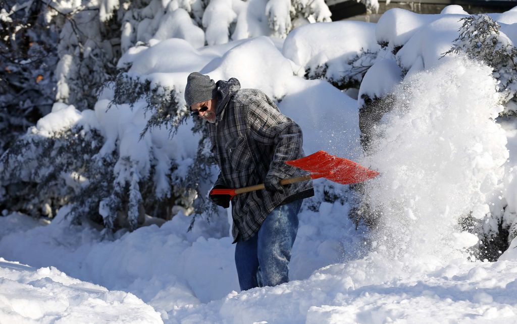 Zapade lahko rekordna količina snega, nikar v službo z avtom