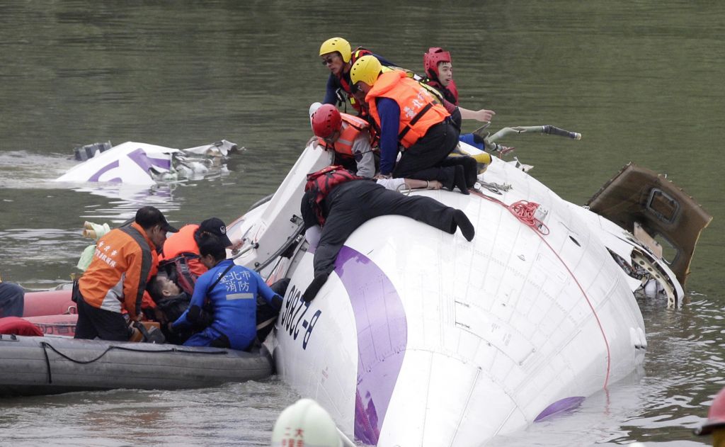Letalo v reki, mrtvih vsaj 25 ljudi