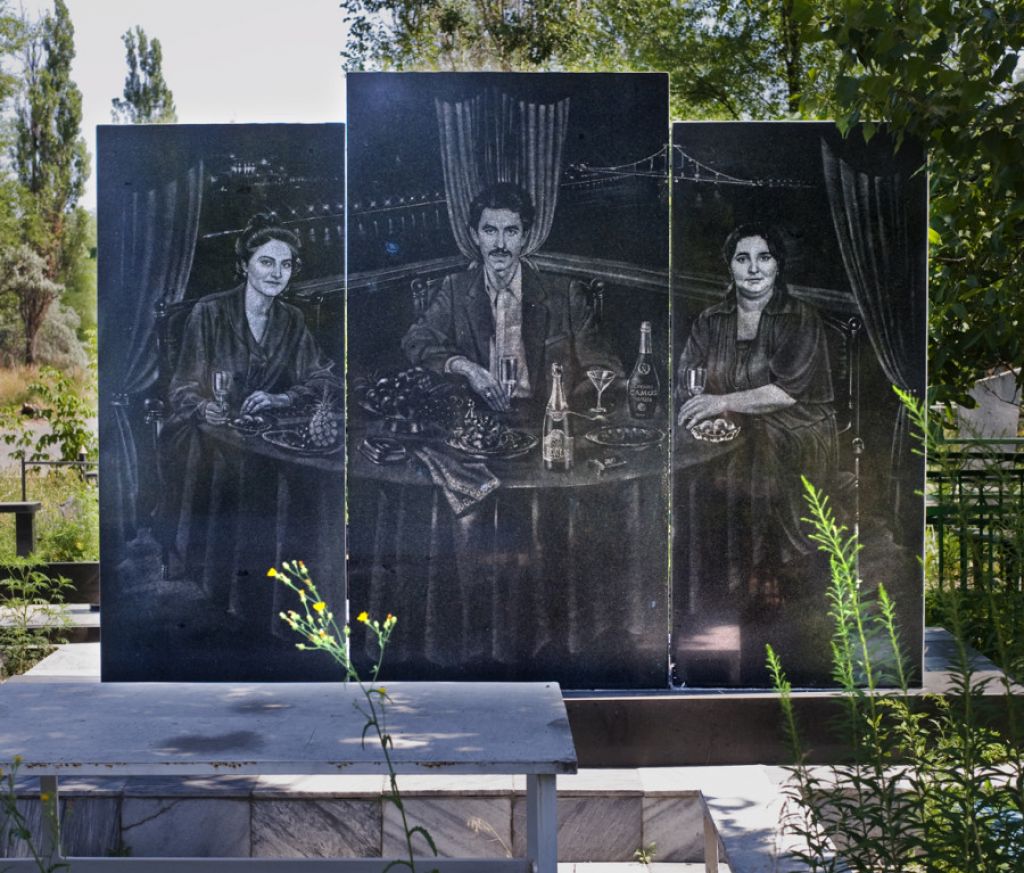 FOTO: Saj ni res, pa je: to so nagrobniki ruskih kriminalcev