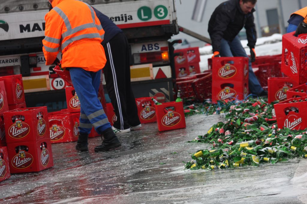 FOTO: S tovornjaka zletelo 200 zabojev piva