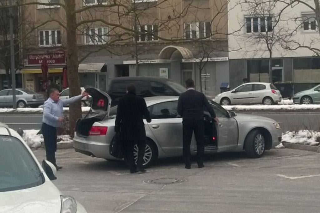 FOTO: Bivši prvi kriminalist Aleksander Jevšek si je privoščil šoferja?